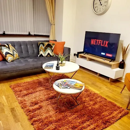 Luxury 3 Bed Hse Close To Free Wifi Netflix Apartament *