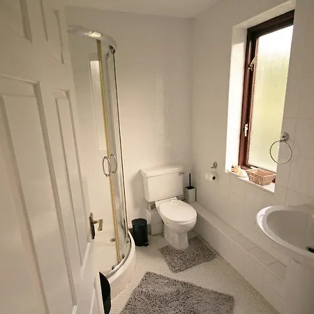 Luxury 3 Bed Hse Close To Free Wifi Netflix Apartament *