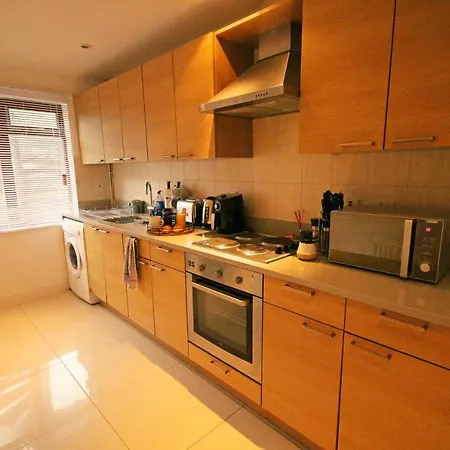 Luxury 3 Bed Hse Close To Free Wifi Netflix Apartament