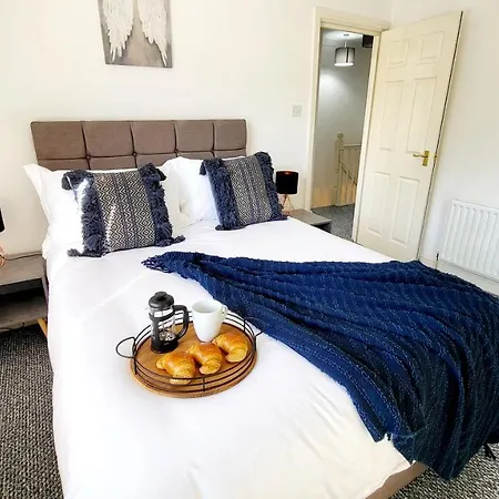 Luxury 3 Bed Hse Close To Free Wifi Netflix Apartament