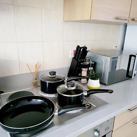 Luxury 3 Bed Hse Close To Free Wifi Netflix Apartament *